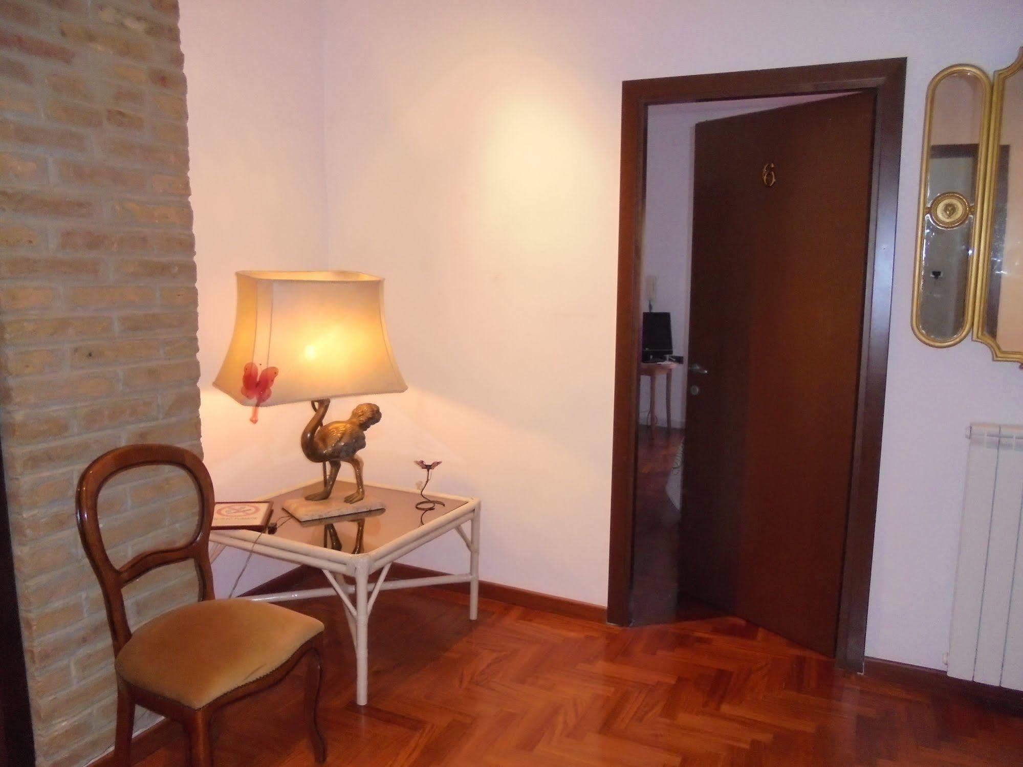 Bed and Breakfast Max House à Rome Extérieur photo